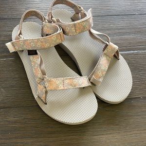 Womens gray/floral Tevas size 8